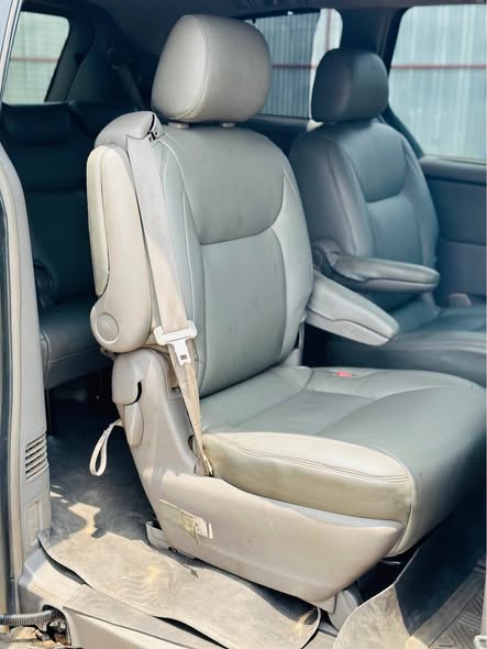 A picture of TOYOTA SIENNA XLE 2006
