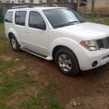 A picture of 2005 Nissan Pathfinder White