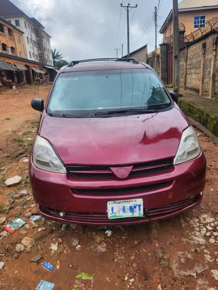 A picture of 2005 Toyota sienna