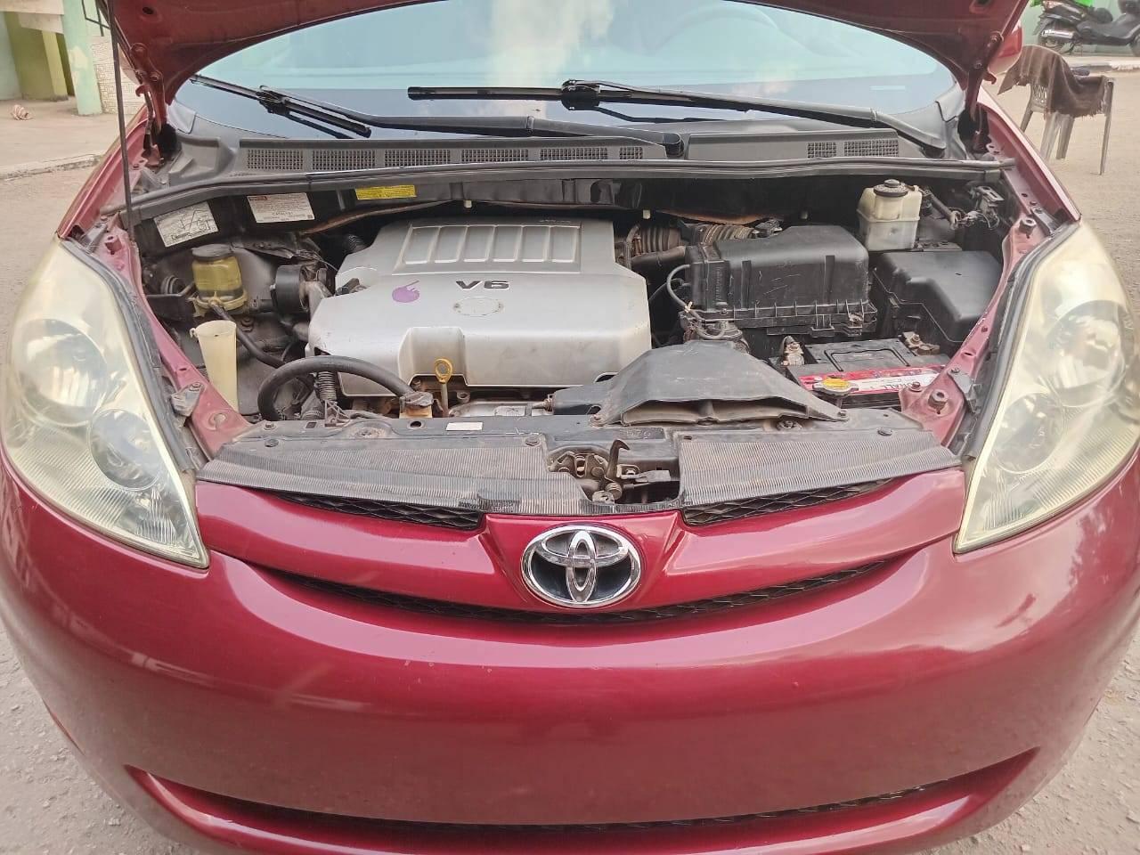 A picture of Toyota Sienna 07