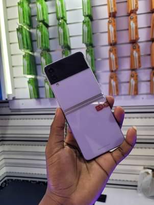 A picture of Samsung Galaxy Flip 3 5G