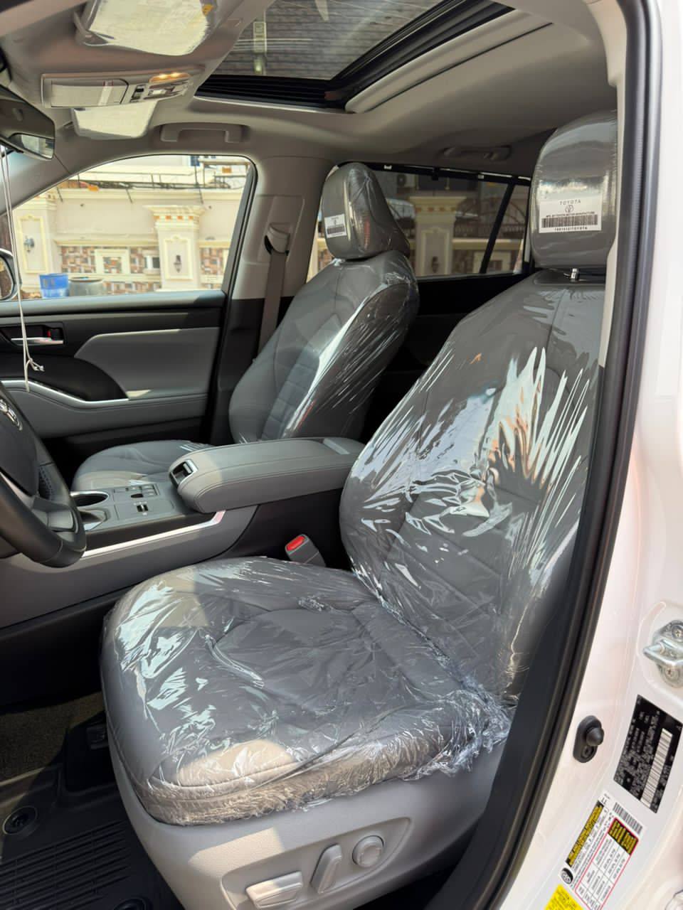 A picture of Foreign Used 2023 Toyota Highlander XLE