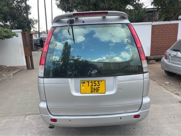 A picture of TOYOTA NOAH SR50 INAUZWA Mwaka 2000 Engine 1990cc Petrol Viti