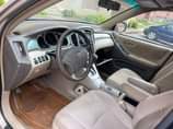 A picture of This is Toyota Highlander 2005 model 3 row seats engine