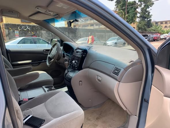 A picture of Toyota sienna le