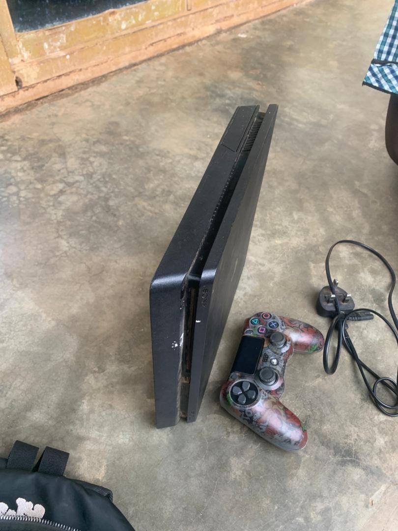 A picture of Ps4 slim