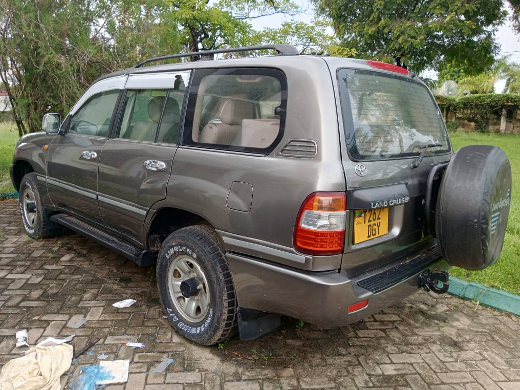 A picture of TOYOTA LAND CRUISER