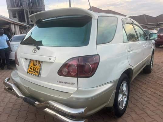 A picture of 2000 TOYOTA HARRIER 3.0