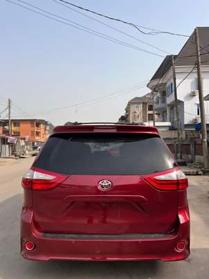 A picture of 2015 Toyota Sienna