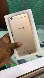 A picture of Oppo A57 Vivo Y67