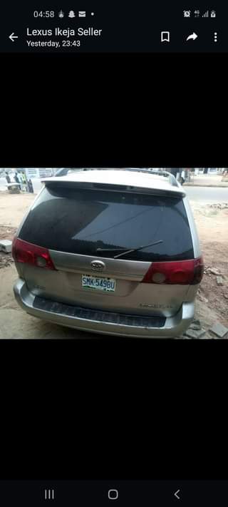 A picture of Toyota siena 06