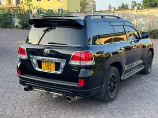 A picture of TOYOTA LANDCRUISER V8