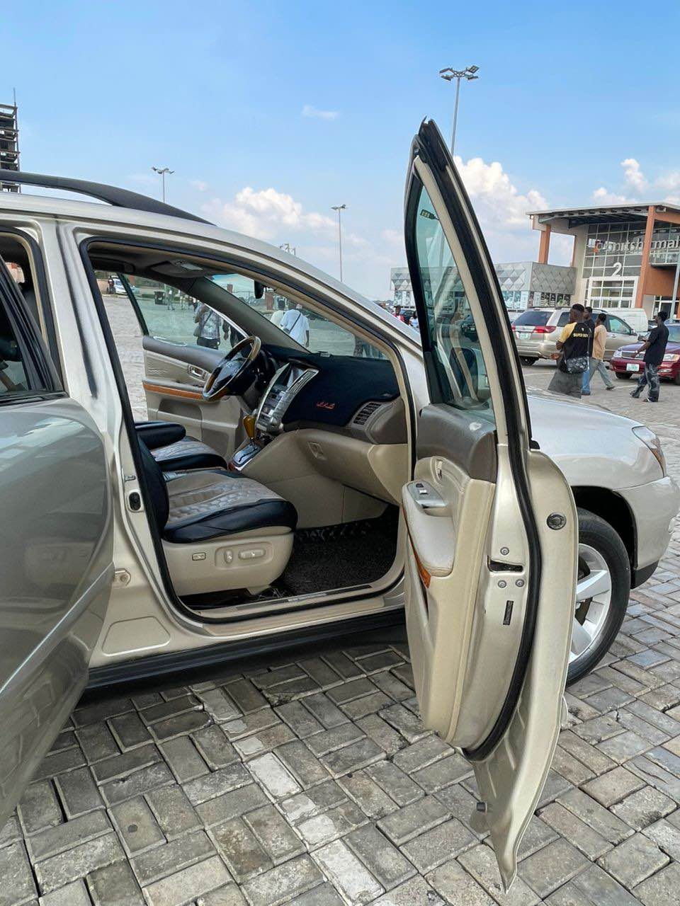 A picture of Lexus rx330 highest grade 2006