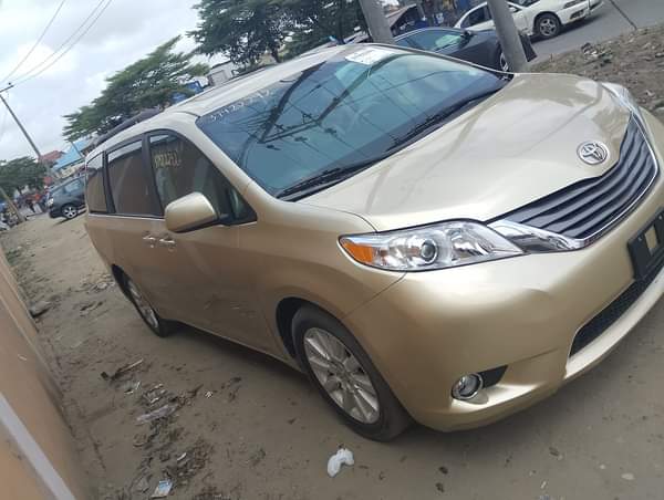 A picture of 2012 Toyota sienna XLE with limited options Price 18m Location
