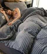 A picture of Coral velvet duvet