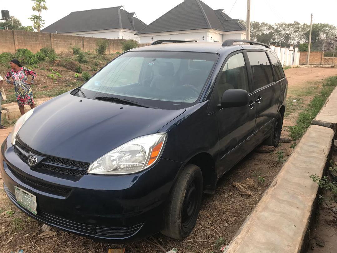 A picture of Toyota Sienna 09161705987