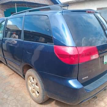 A picture of 05 Toyota sienna