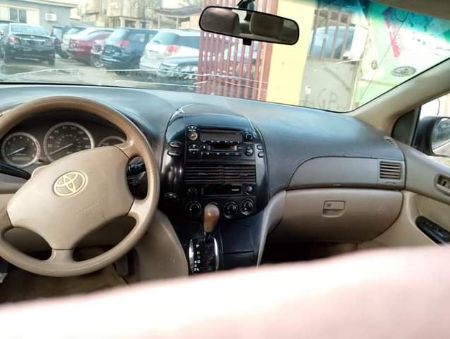 A picture of Toyota sienna 2004
