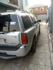 A picture of 2005 infiniti QX56
