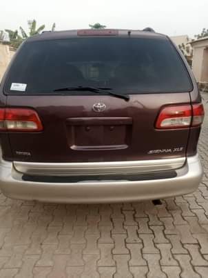 A picture of 2001 Toyota Sienna
