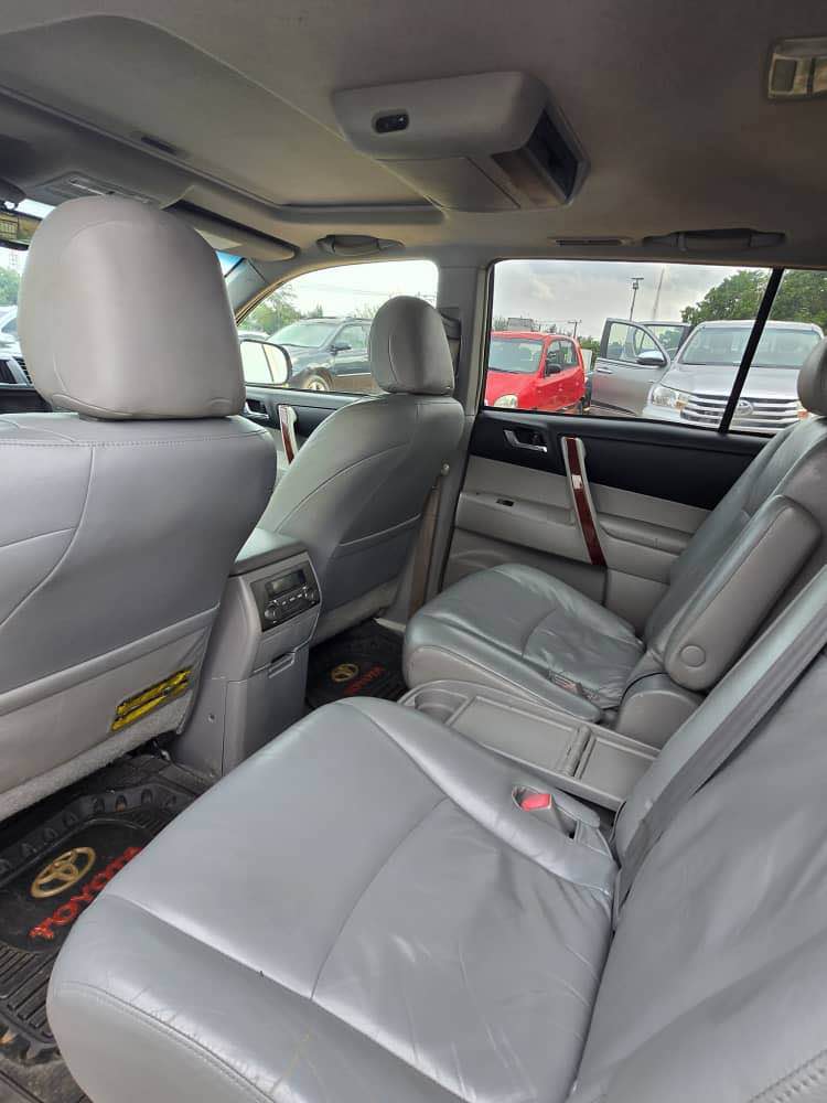 A picture of very clean first body highlander 2009 with sweet untempared engine
