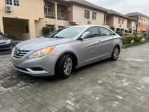 A picture of 2011 hyondai sonata basic 100 percent first body Legs Engine