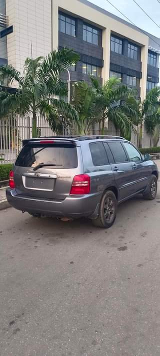 A picture of Toyota Highlander 2004 model