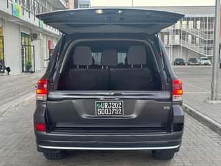 A picture of LANDCRUISER V8