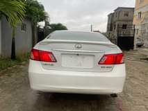 A picture of This is lexus es350 2008 model clean in and out