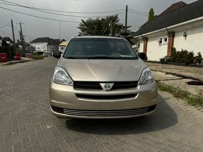A picture of 2005 Totyota Sienna