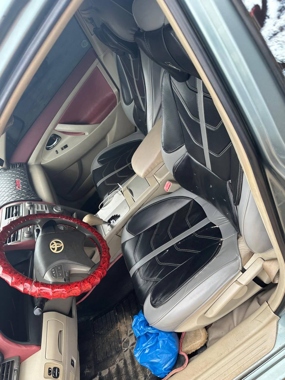 A picture of 010 toyota camry