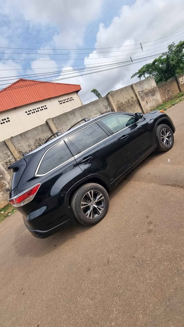 A picture of Extraordinarily Clean 2016 foreign used Toyota Highlander XLE Engine is