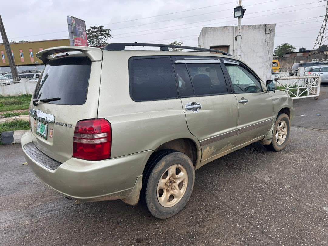 A picture of TOYOTA HIGHLANDER 2004 BUY AND DRIVE