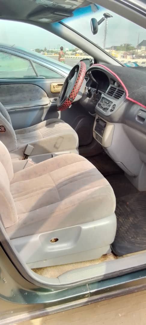 A picture of TOKUNBO STANDARD 02 TOYOTA SIENNA First body pan and neat
