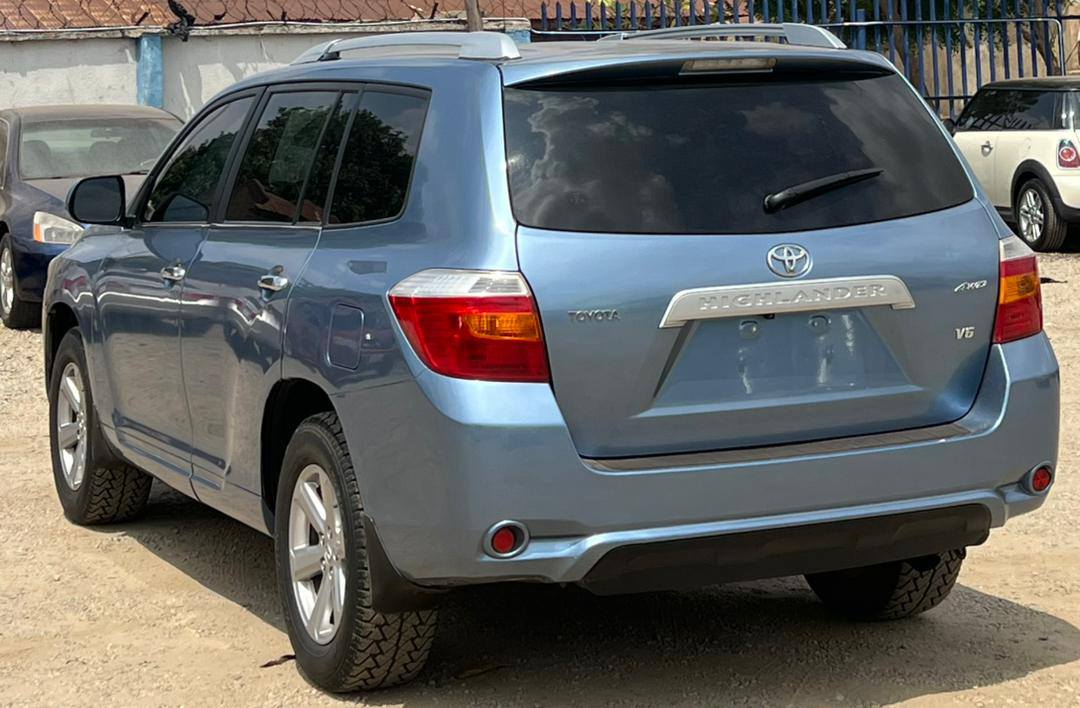 A picture of  A super clean Nigerian used Toyota Higlander . 2008