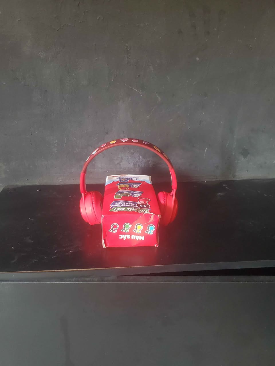 A picture of Headphones wireless Model Y08 Battery life 8 to 9 hours