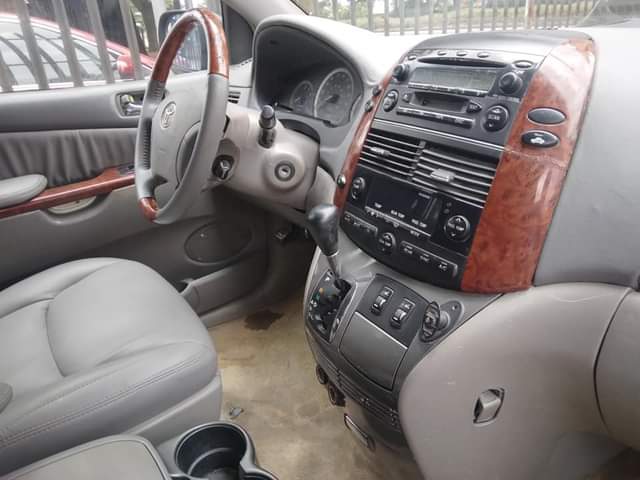 A picture of Toyota sienna registered 2005 xle 