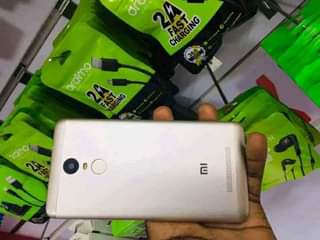 A picture of Redmi note 3 neat and clean