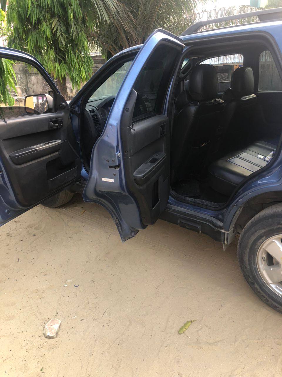 A picture of 010 Ford escape
