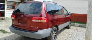 A picture of Toyota sienna engine and