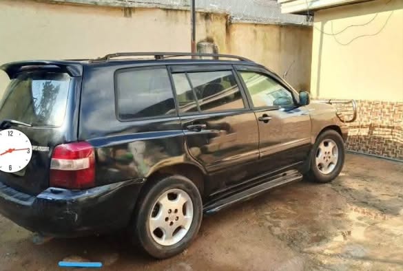 A picture of Distress Sale Very intact 3 row seat Highlander