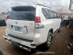 A picture of highest grade land cruiser parado 2010 model direct Tokumbo standard