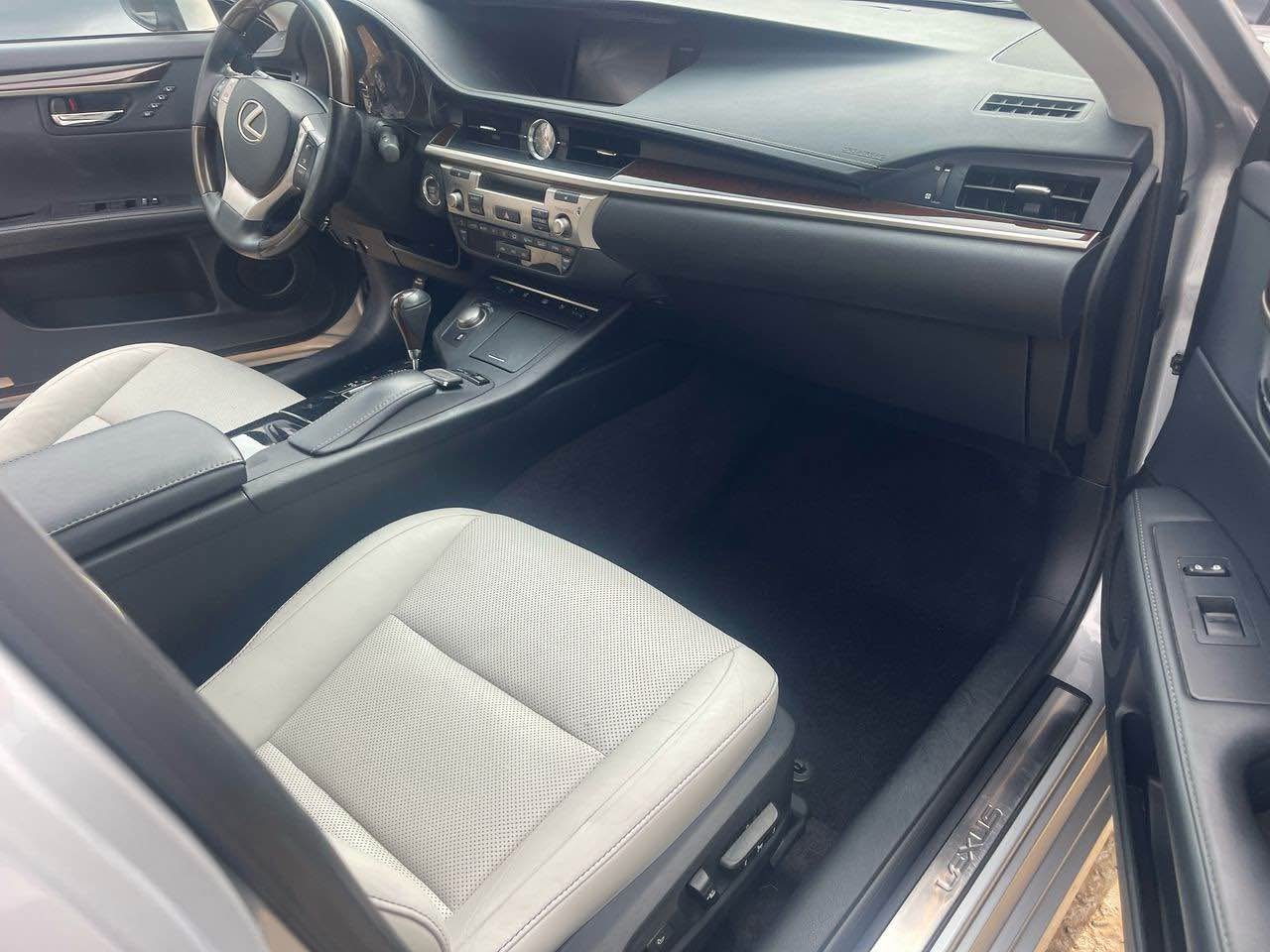 A picture of LEXUS ES 350