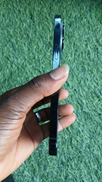 A picture of IPhone 14 pro maxs 256gb no change part small cracks