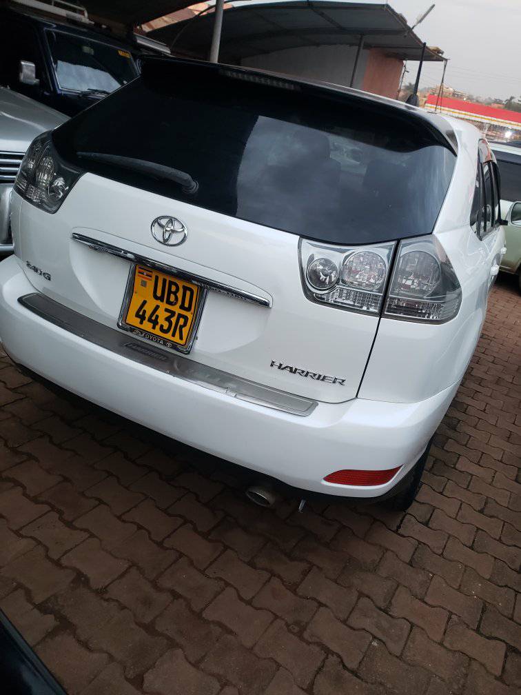 A picture of Harrier UBD white 2008 model 2.4cc perfect engine at 33m