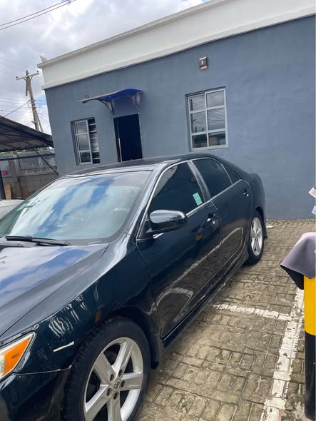 A picture of Toyota Camry 2012 SE
