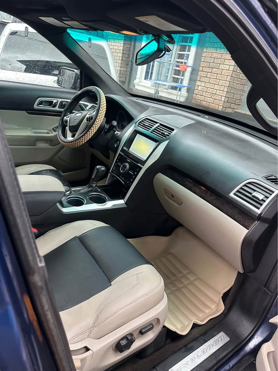 A picture of Pre owned 2012 ford explorer