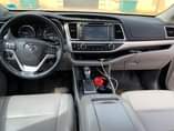 A picture of TOYOTA HIGHLANDER 2017