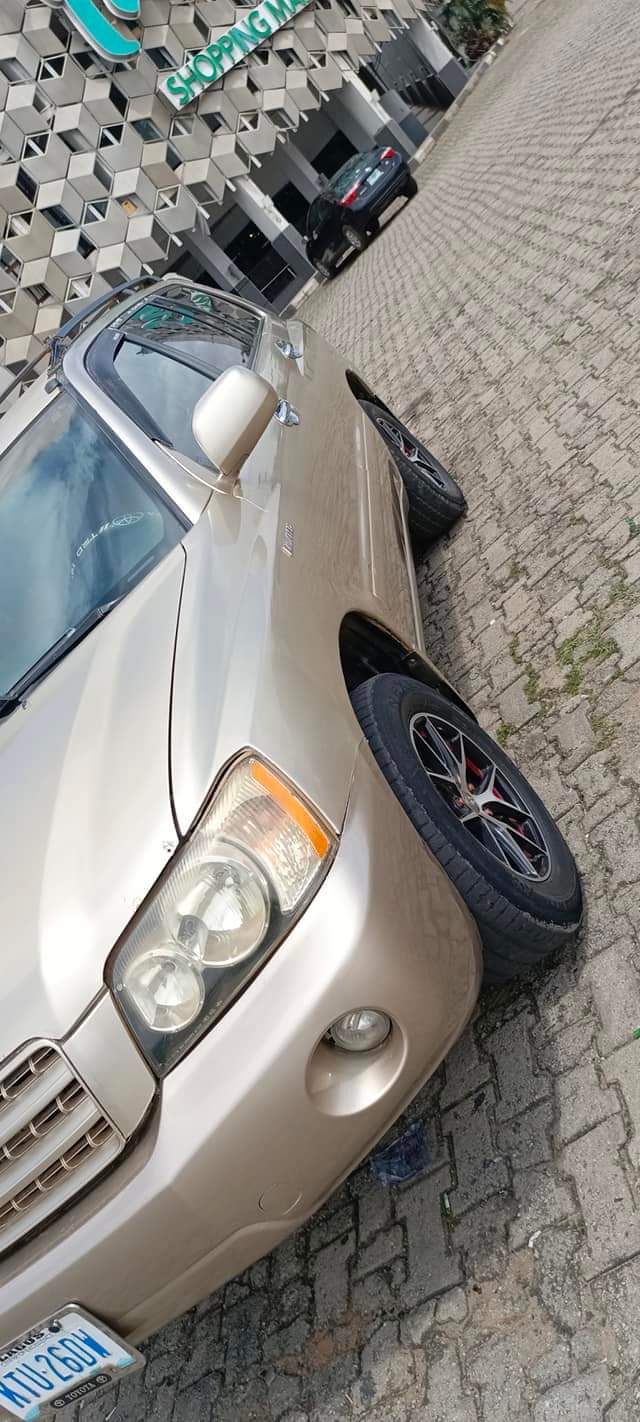 A picture of Registered Toyota Highlander 2003 model supper neat and Sharp with