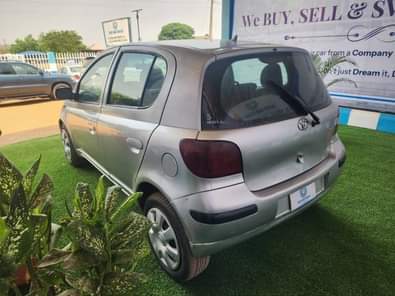 A picture of CLEAN and SHINNING Toyota Yaris in good working condition with